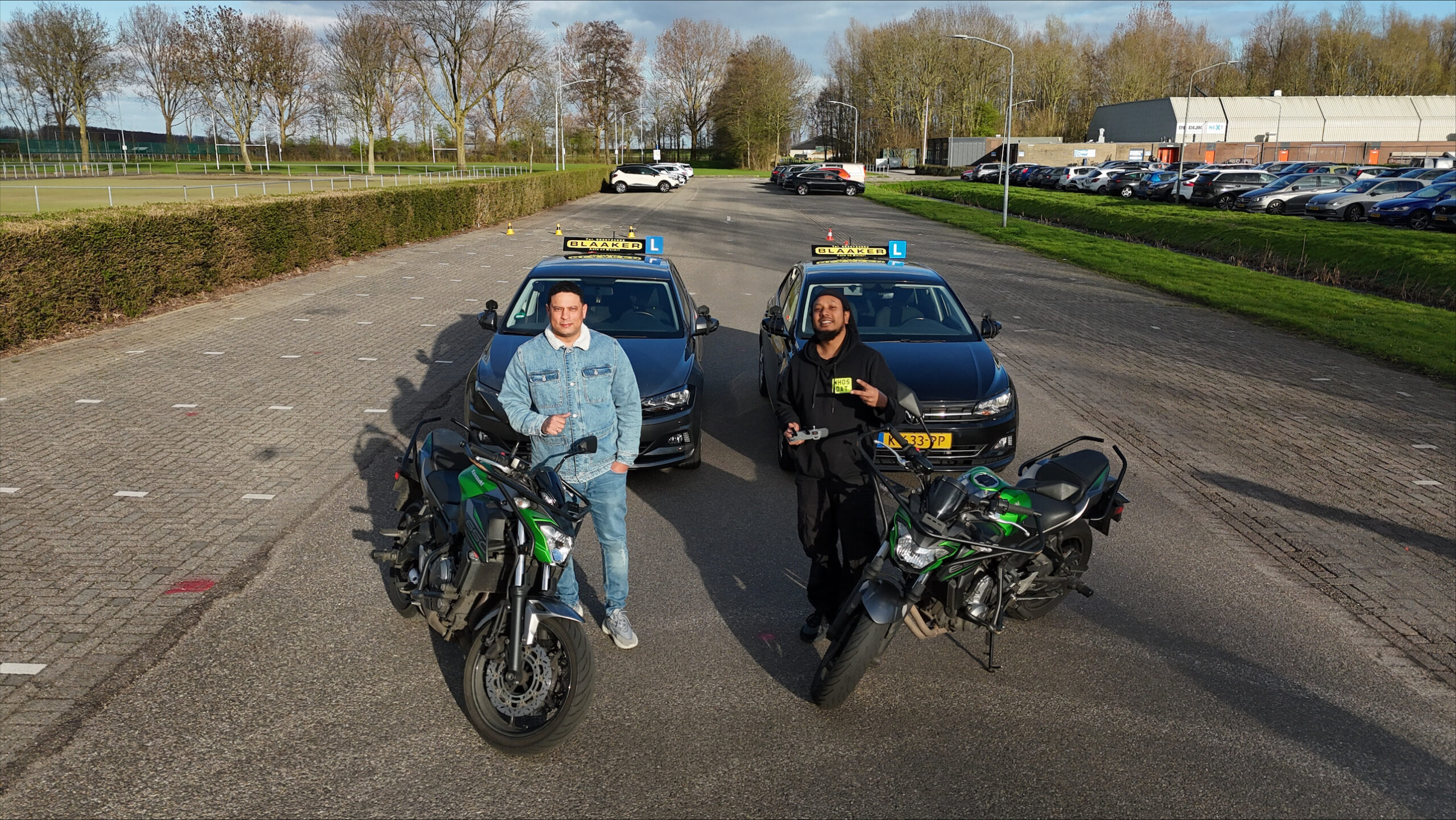 Ontdek hoe ons gepassioneerde team jou kan helpen om zelfverzekerd achter het stuur te stappen! Bij Rijschool Blaaker, leren rijden wordt een avontuurlijke reis naar zelfstandigheid